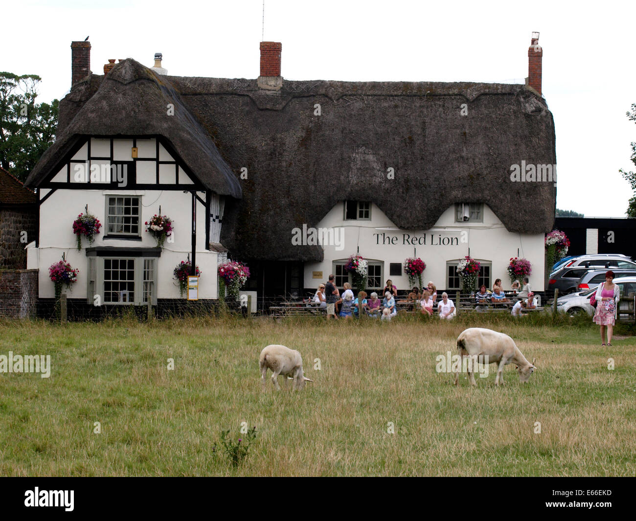 The Red Lion Pub, Avebury, Wiltshire, UK Stock Photo - Alamy