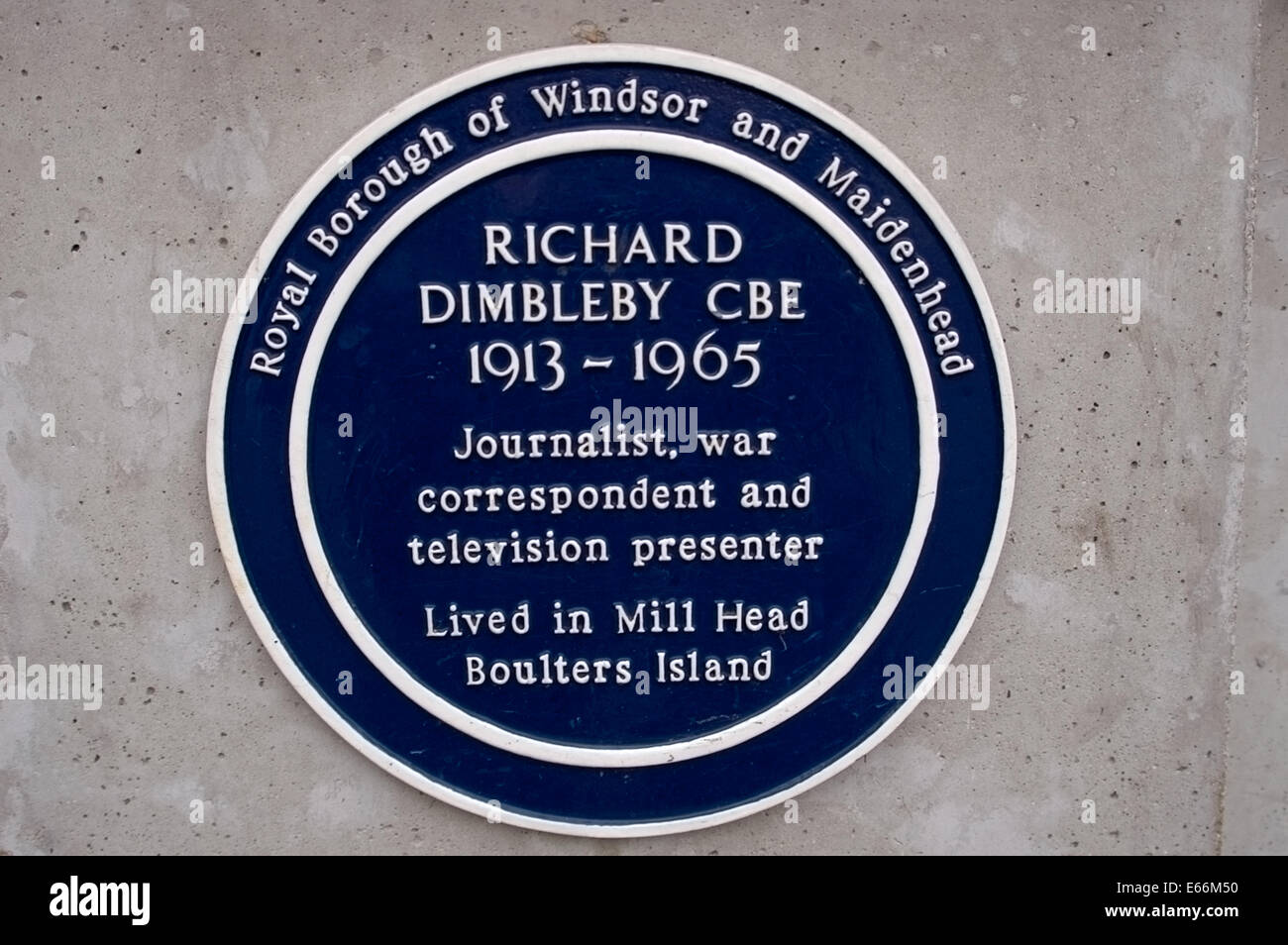 Journalist, war correspondent, radio and Panorama television presenter Richard Dimbleby Blue Plaque memorial at Boulters Island Stock Photo