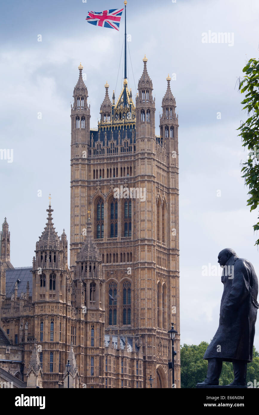 Bronze sculpture of Sir Winston Churchill in Parliament Square, London with the Palace of Westminster, Houses of Parliament Stock Photo