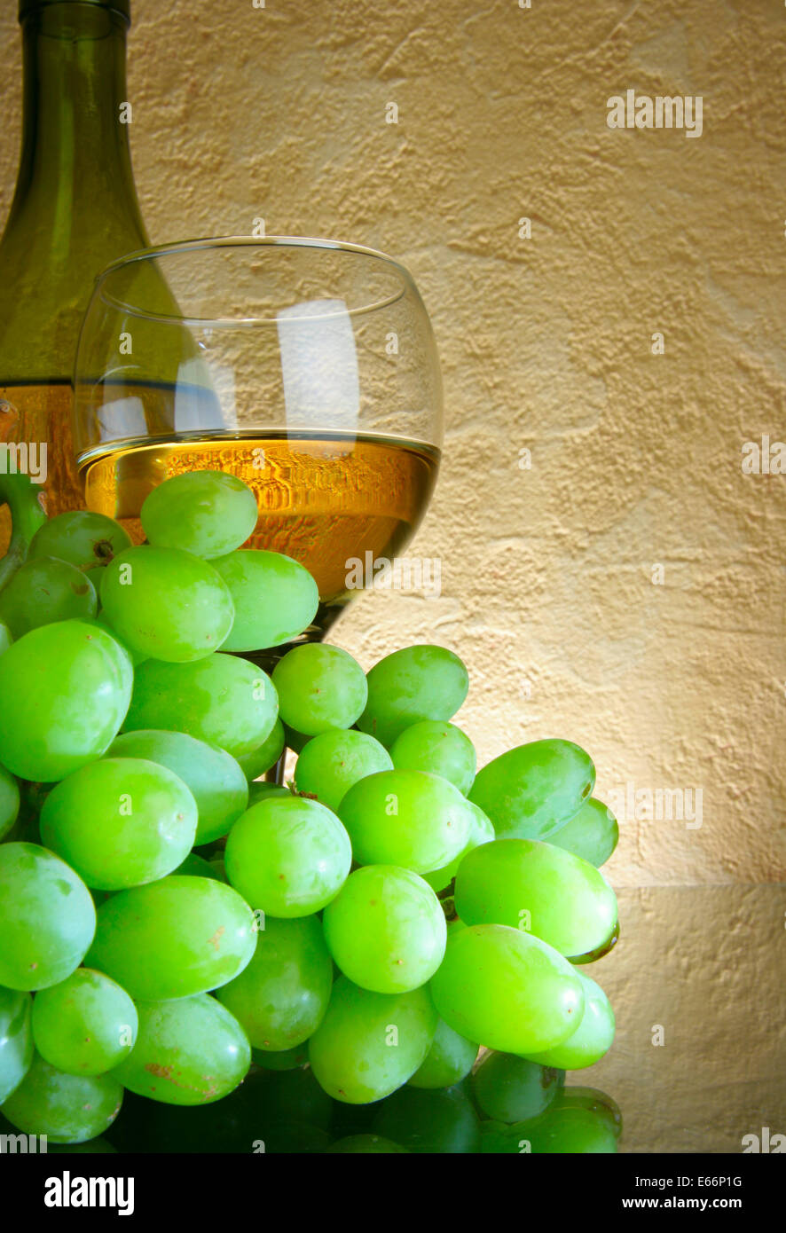 Still-life with bunch of grapes and white wine Stock Photo - Alamy