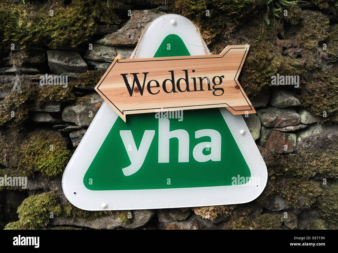 YOUTH HOSTEL ASSOCIATION SIGN WITH WEDDING DIRECTION SIGN RE YHA  UNUSUAL WEDDING VENUES LOCATIONS PLACES MARRIED MARRIAGE UK Stock Photo