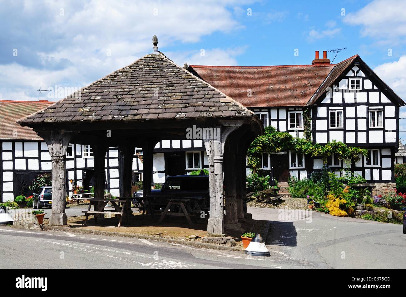 View of the New Inn Public House and Market Hall in the Market Square, Pembridge, Herefordshire, England, UK, Western Europe Stock Photo
