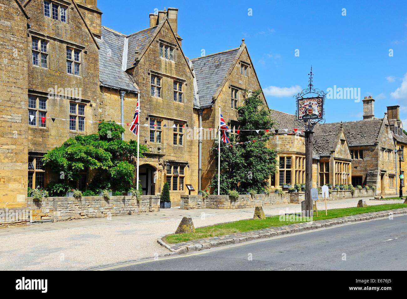 View of The Lygon Arms Hotel along High Street, Broadway, Cotswolds, Worcestershire, England, UK, Western Europe. Stock Photo