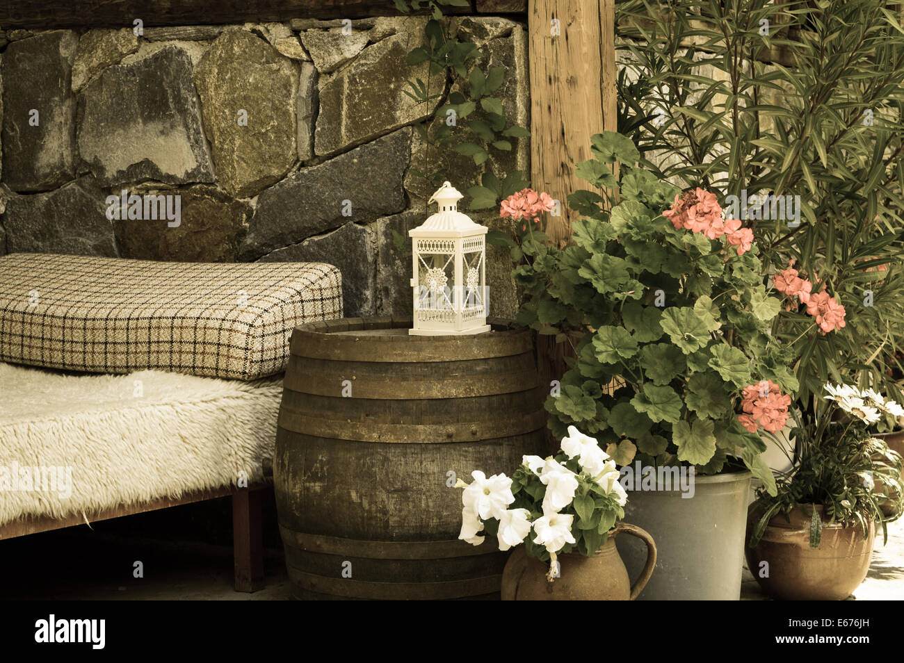 Vintage retro house exterior hi-res stock photography and images - Alamy