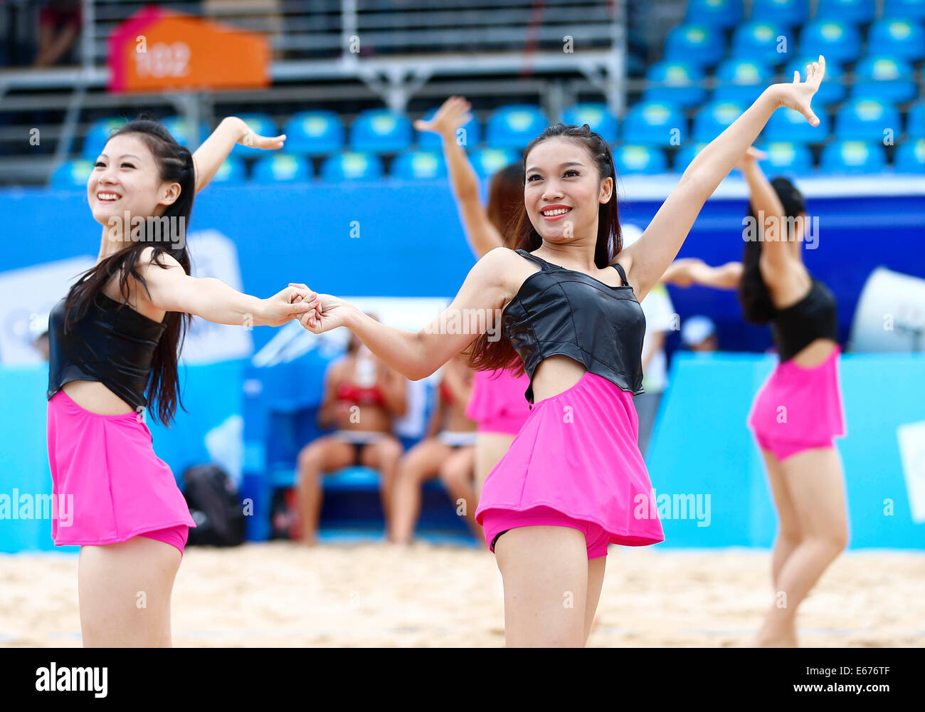 Cheerleaders during beach volleyball hi-res stock photography and ...