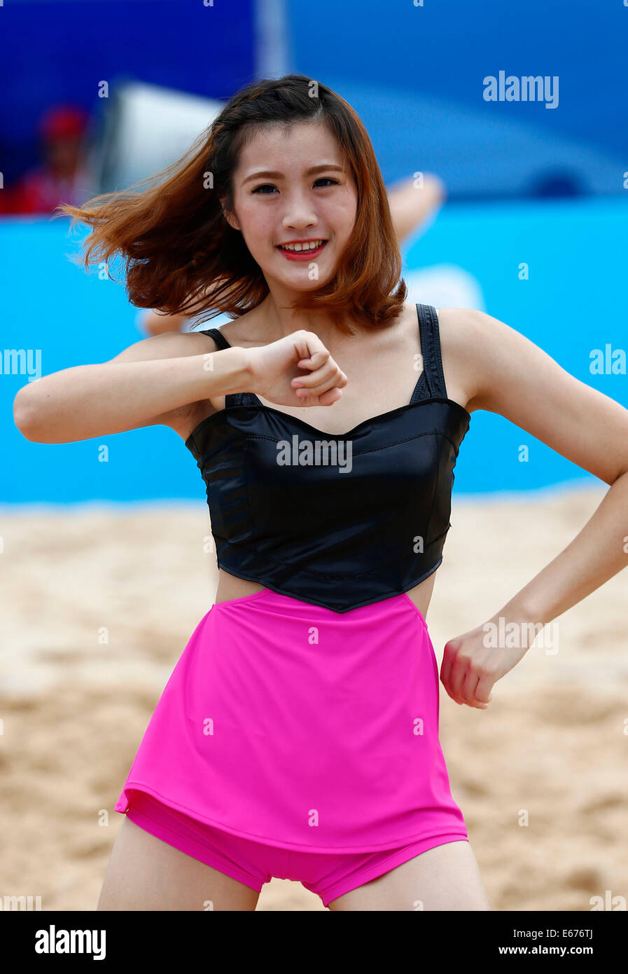 Cheerleaders during beach volleyball hi-res stock photography and ...