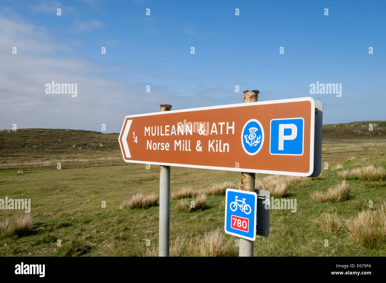 Brown tourist sign in Gaelic and English for Shawbost Norse Mill and Kiln with parking on cycle route 780 Isle of Lewis Scotland Stock Photo