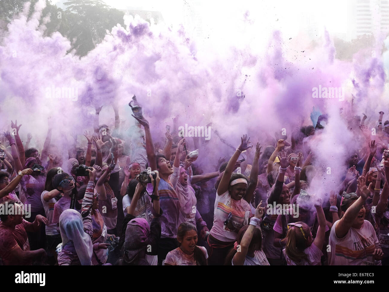 Kuala Lumpur, Malaysia. 17th Aug, 2014. Participants throw color powder ...