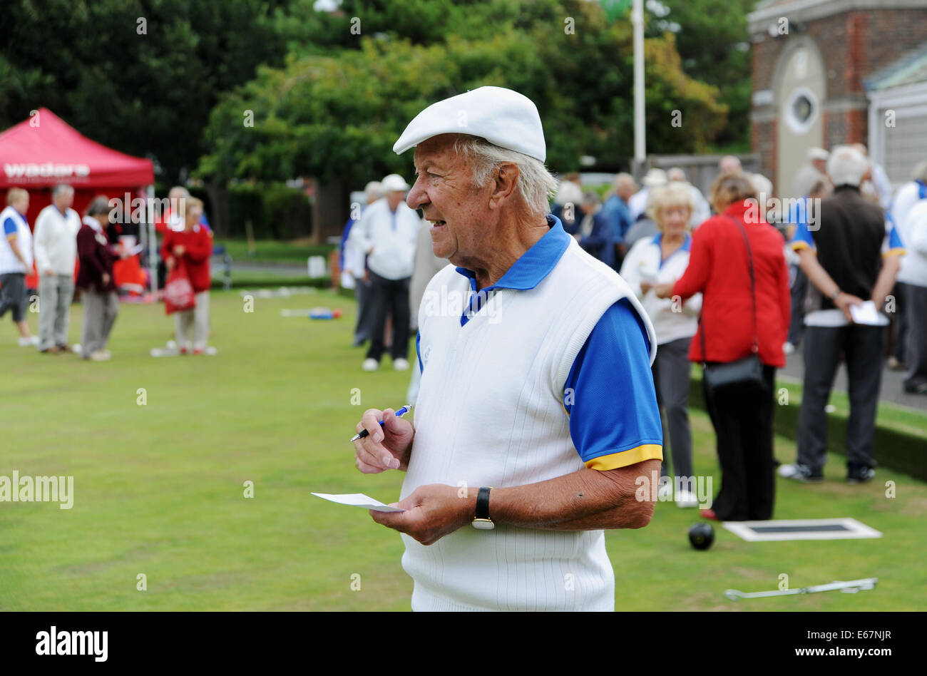 Old bowls player at Worthing Marine Gardens club Stock Photo Alamy