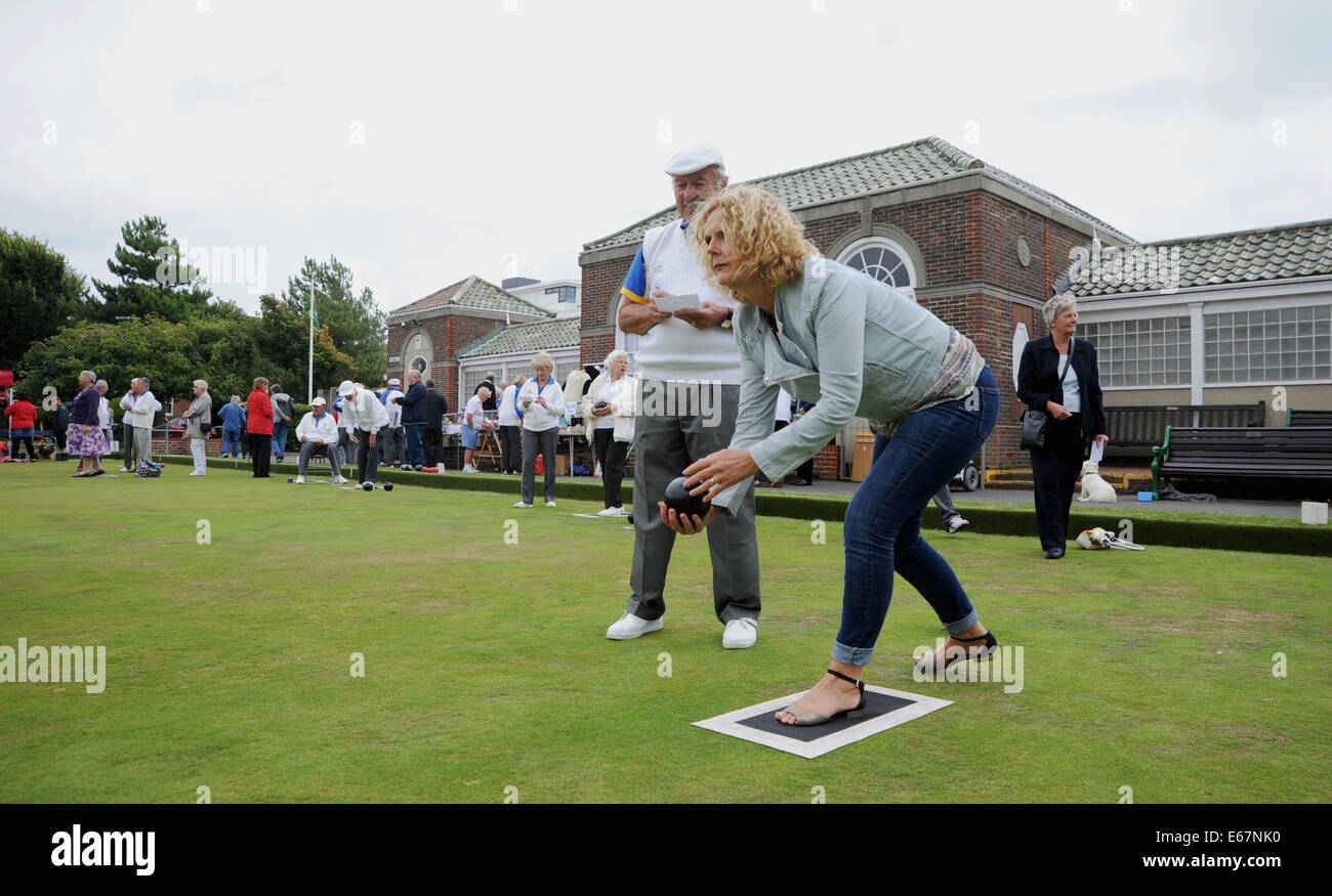 Old bowls player giving bowls tuition at the Marine Gardens Bowls Club in Worthing Charity Open Day Stock Photo