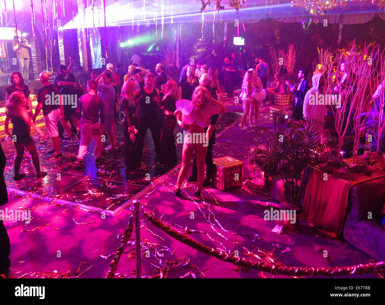 Beverly Hills, CA, USA. 17th Aug, 2014. August 17, 2014 - Beverly Hills, California, USA - Guests dance at Hugh Hefner's annual Midsummer Night's Dream party at the Playboy Mansion. © KC Alfred/ZUMA Wire/Alamy Live News Stock Photo