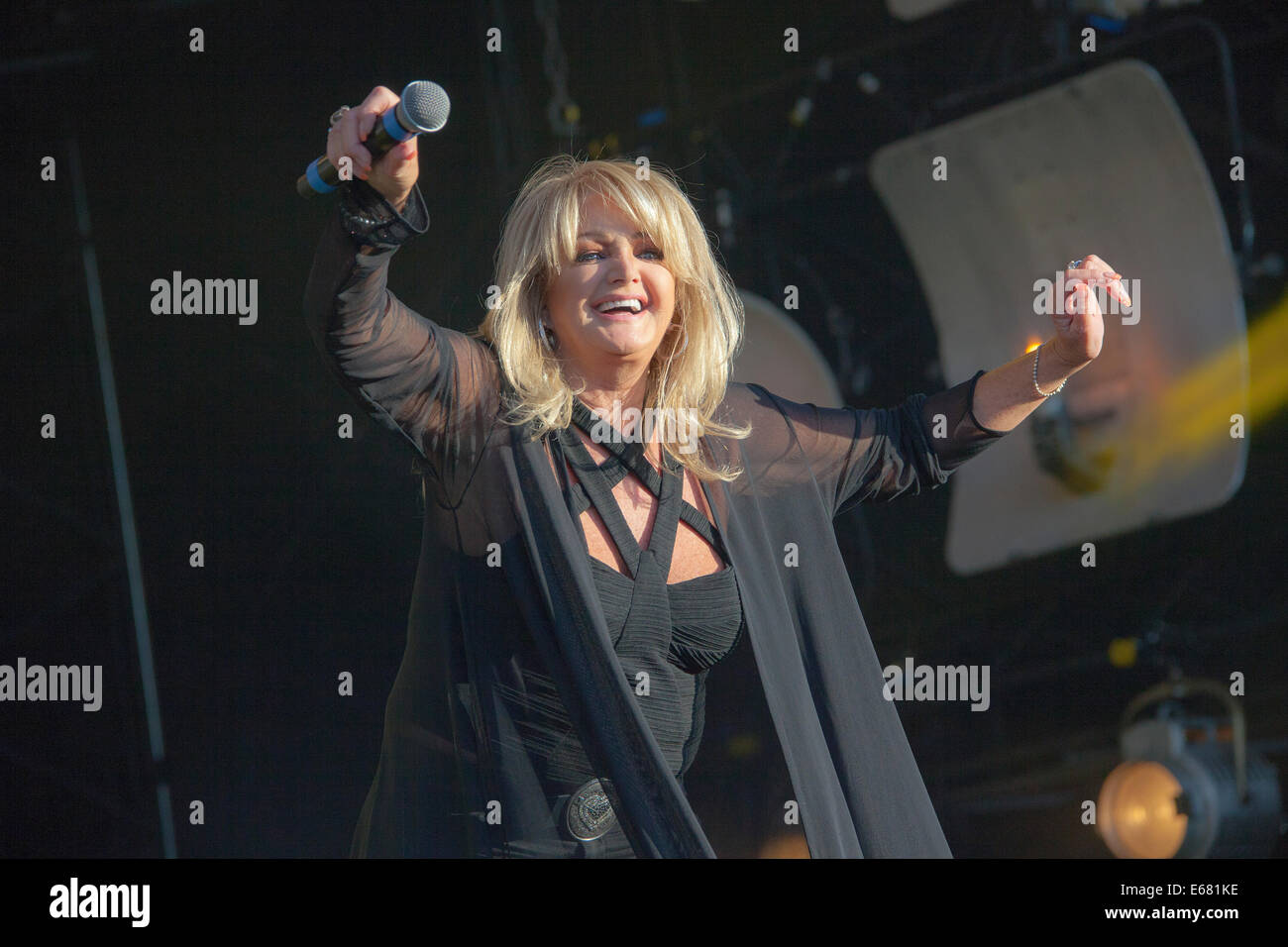 Remenham Henley-on-Thames Oxfordshire UK. 17 August 2014. Singer BONNIE TYLER performs on-stage at the 2014 'Rewind South Festival' held 15-16-17 August 2014. Photograph Credit:  2014 John Henshall / Alamy Live News. PER0419 Stock Photo