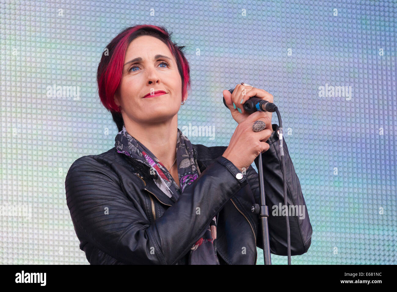Remenham Henley-on-Thames Oxfordshire UK. 17 August 2014. Singer ALISON WHEELER of the group The (Beautiful) South performs on-stage at the 2014 'Rewind South Festival' held 15-16-17 August 2014. Photograph Credit:  2014 John Henshall / Alamy Live News. PER0404 Stock Photo
