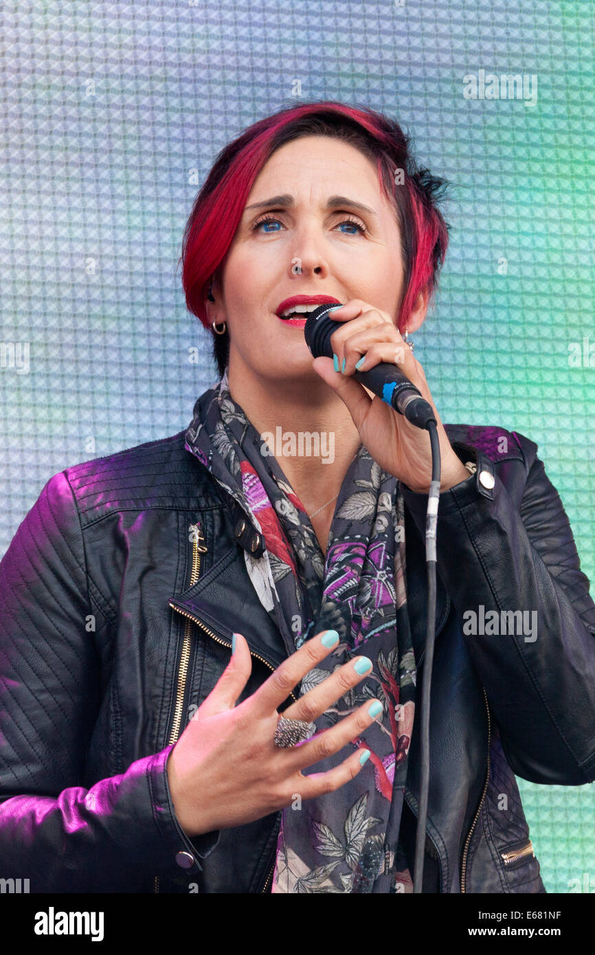 Remenham Henley-on-Thames Oxfordshire UK. 17 August 2014. Singer ALISON WHEELER of the group The (Beautiful) South performs on-stage at the 2014 'Rewind South Festival' held 15-16-17 August 2014. Photograph Credit:  2014 John Henshall / Alamy Live News. PER0405 Stock Photo
