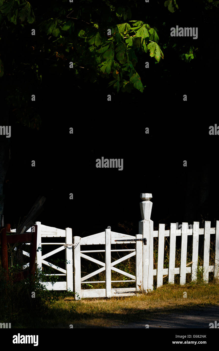 White picket garden gate hi-res stock photography and images - Alamy