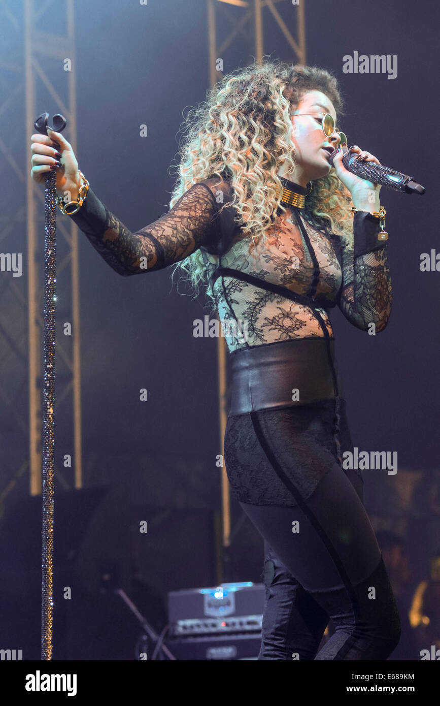 Ella Eyre plays V Festival Hylands Park on 17/08/2014, Chelmsford.  Persons pictured: Ella Eyre, Ella McMahon.   Picture by Julie Edwards Stock Photo