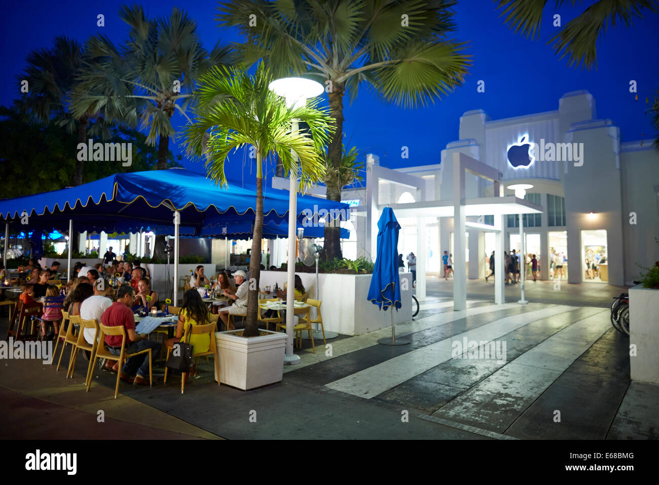 Lincoln Road Mall in the evening tourists eat alfresco next to the Apple Store Stock Photo