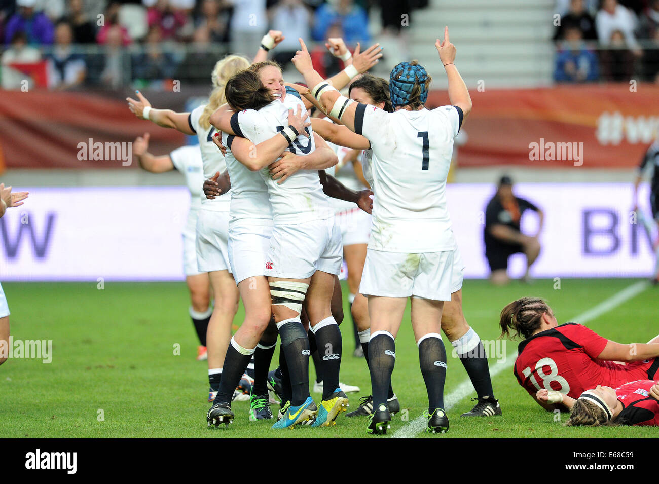 Paris, France. 17th Aug, 2014. Womens World Cup Rugby Final. England versus Canada. Celebrations from England Credit:  Action Plus Sports/Alamy Live News Stock Photo