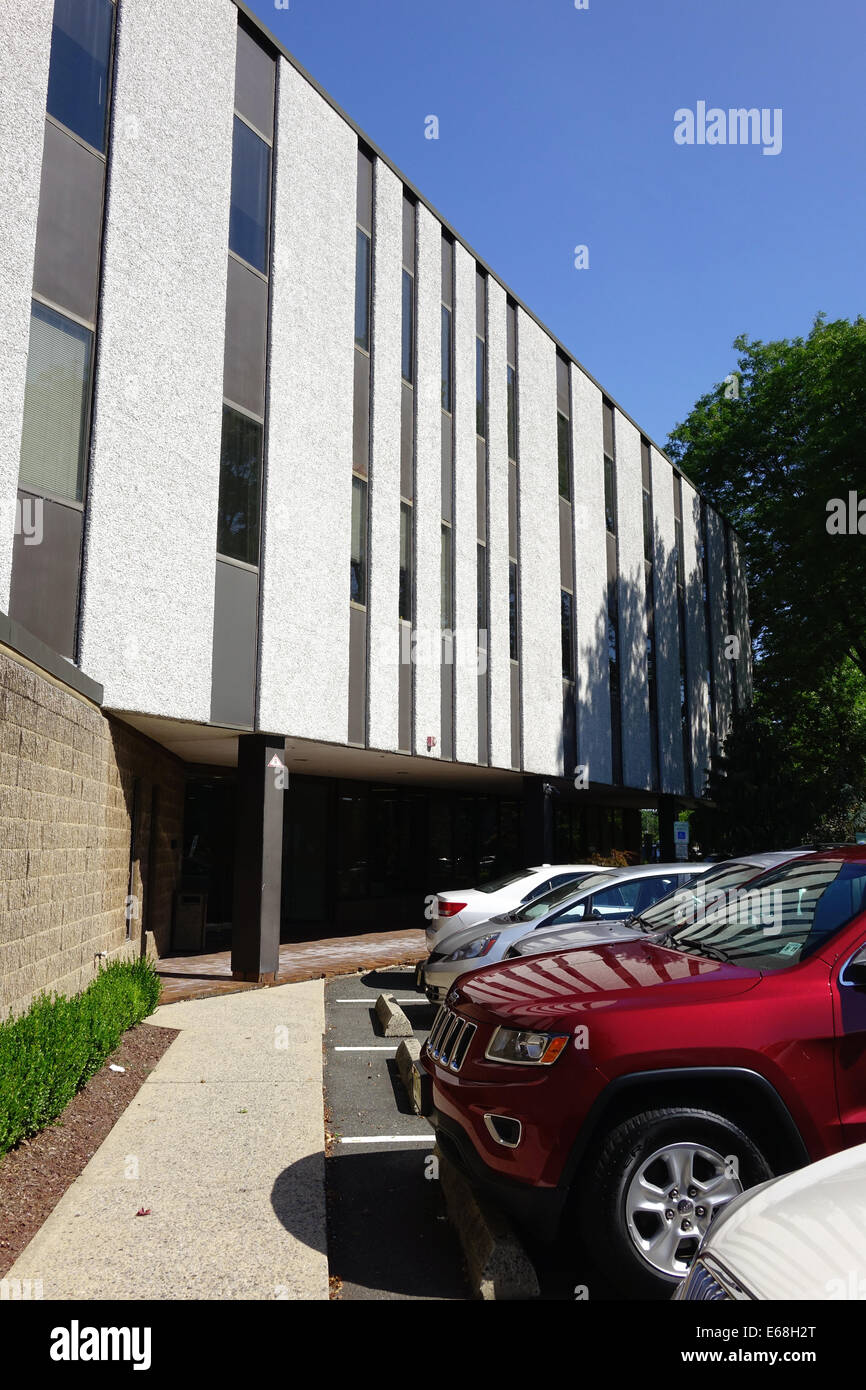 Office building with cars parked in front Stock Photo - Alamy