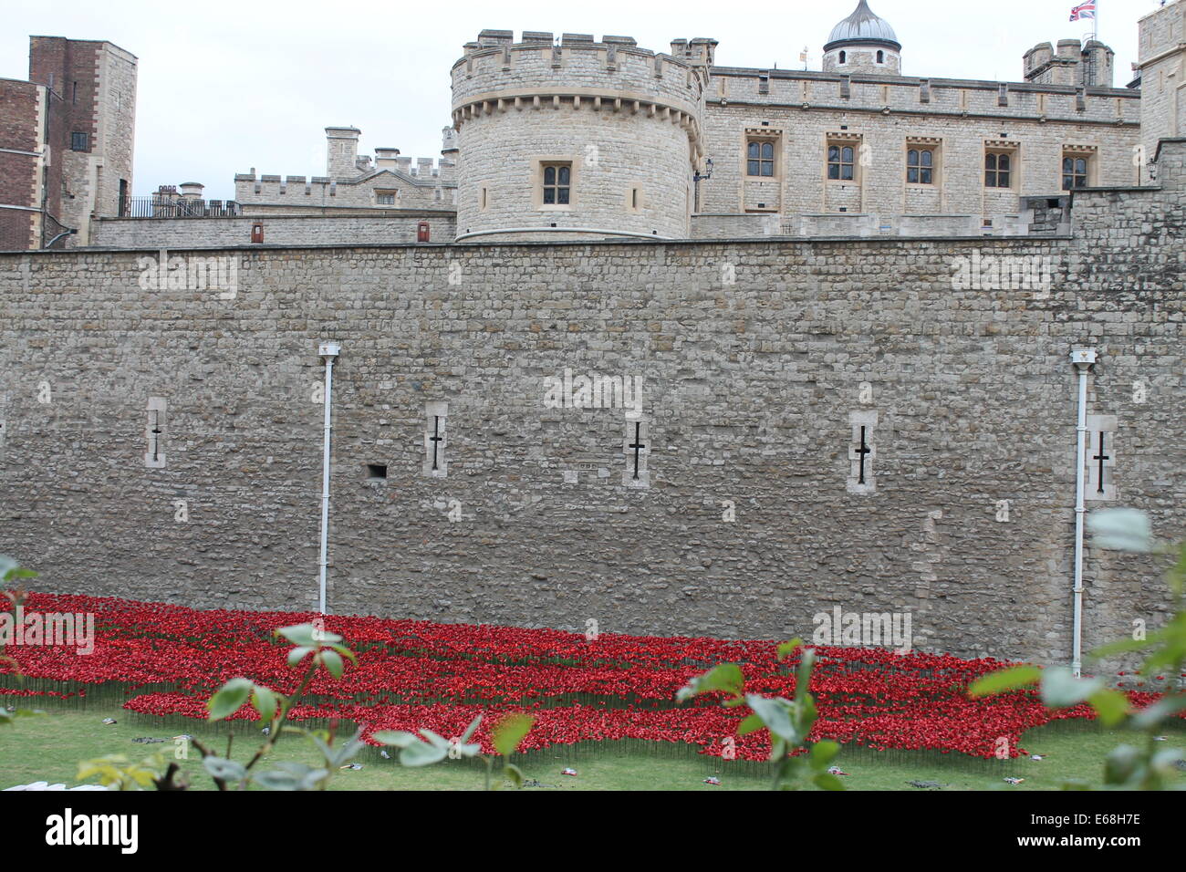 Tower of london moat hi-res stock photography and images - Alamy