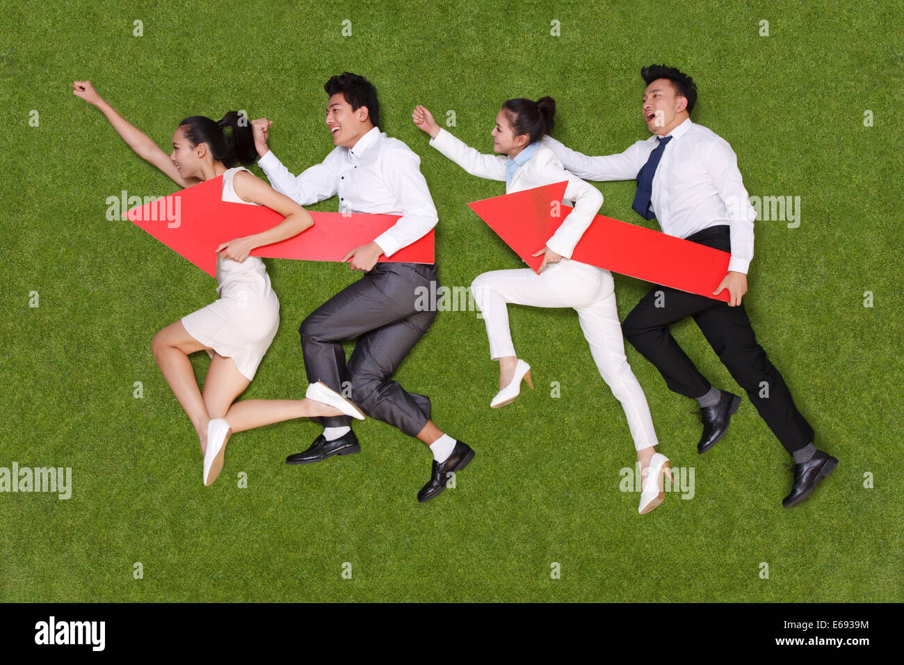 young business people with red arrow Stock Photo - Alamy