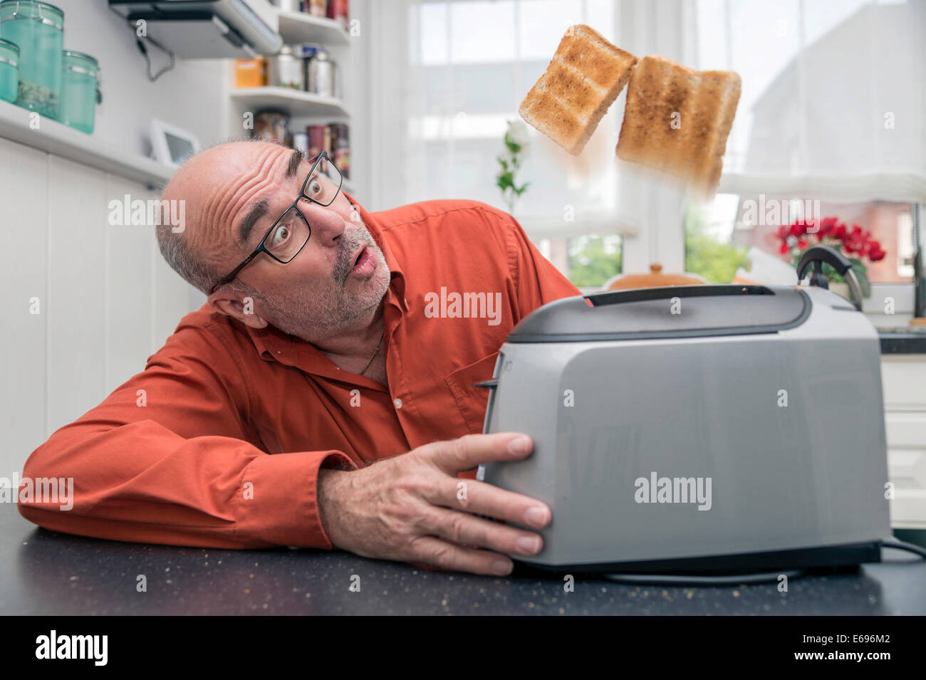 A slice of bread is toasted with a Mitsubishi Electric Corp. TO-ST1-T  Fotografía de noticias - Getty Images