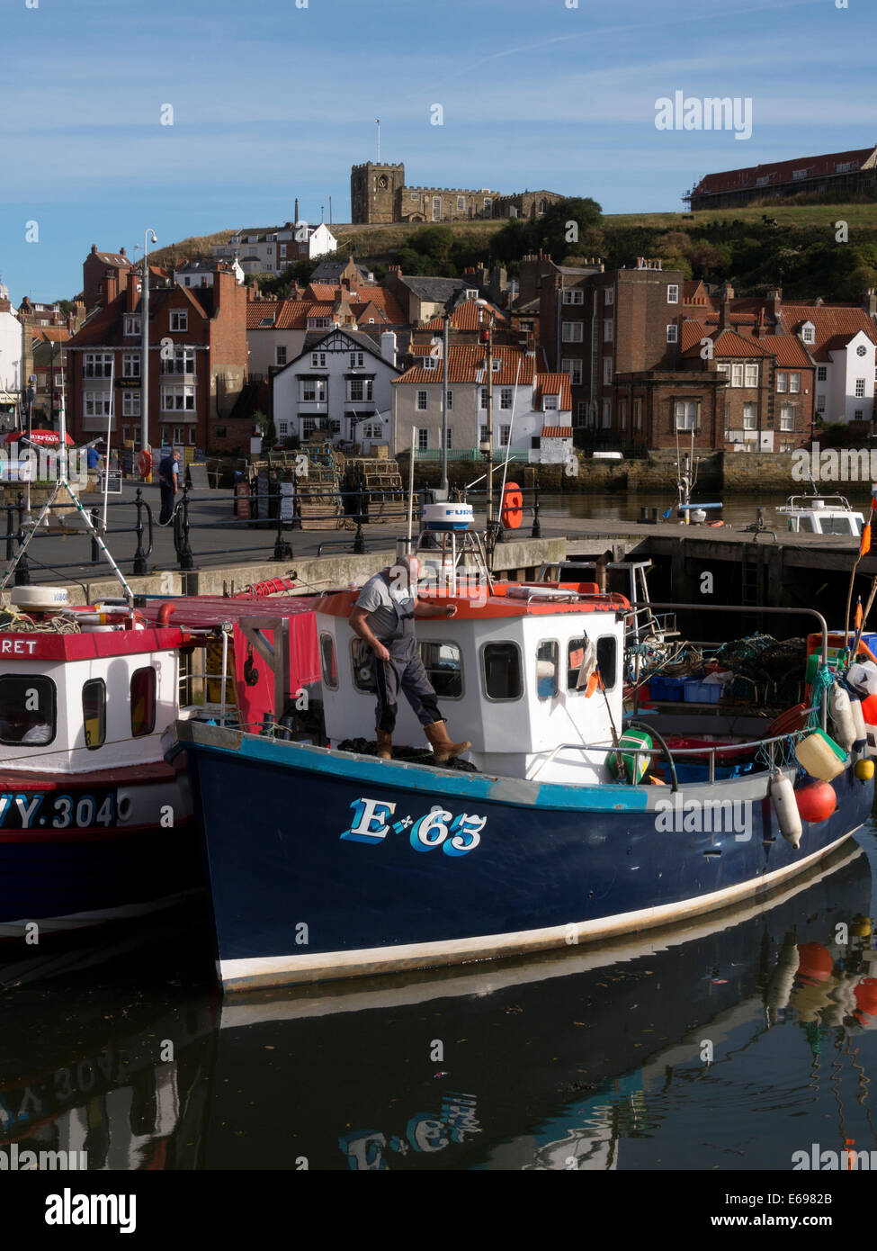 whitby, north yorkshire coast harbour Stock Photo - Alamy