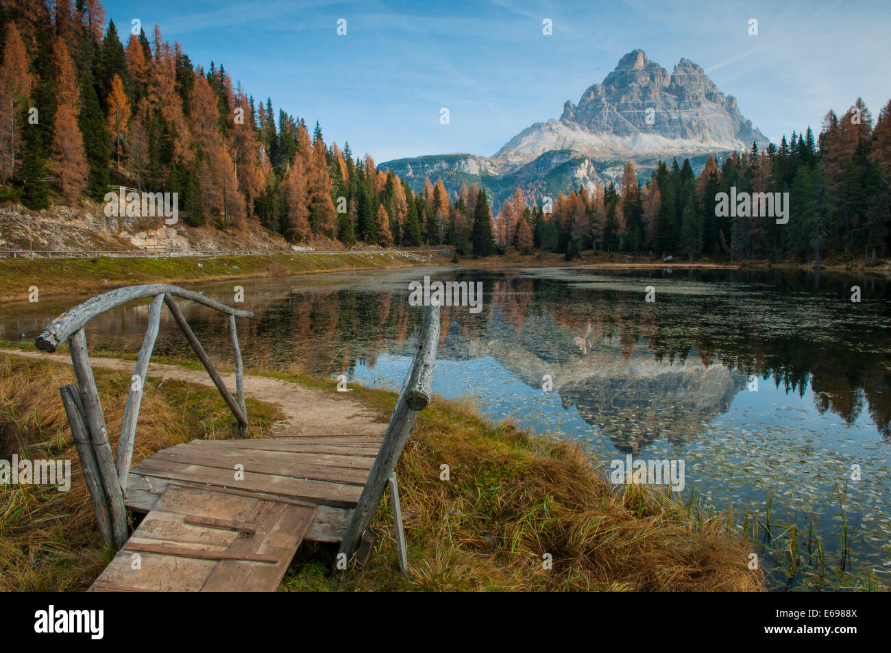 Lago d'Antorno in autumn, Drei Zinnen Nature Park, Dolomites, South Tyrol,  Italy Stock Photo - Alamy