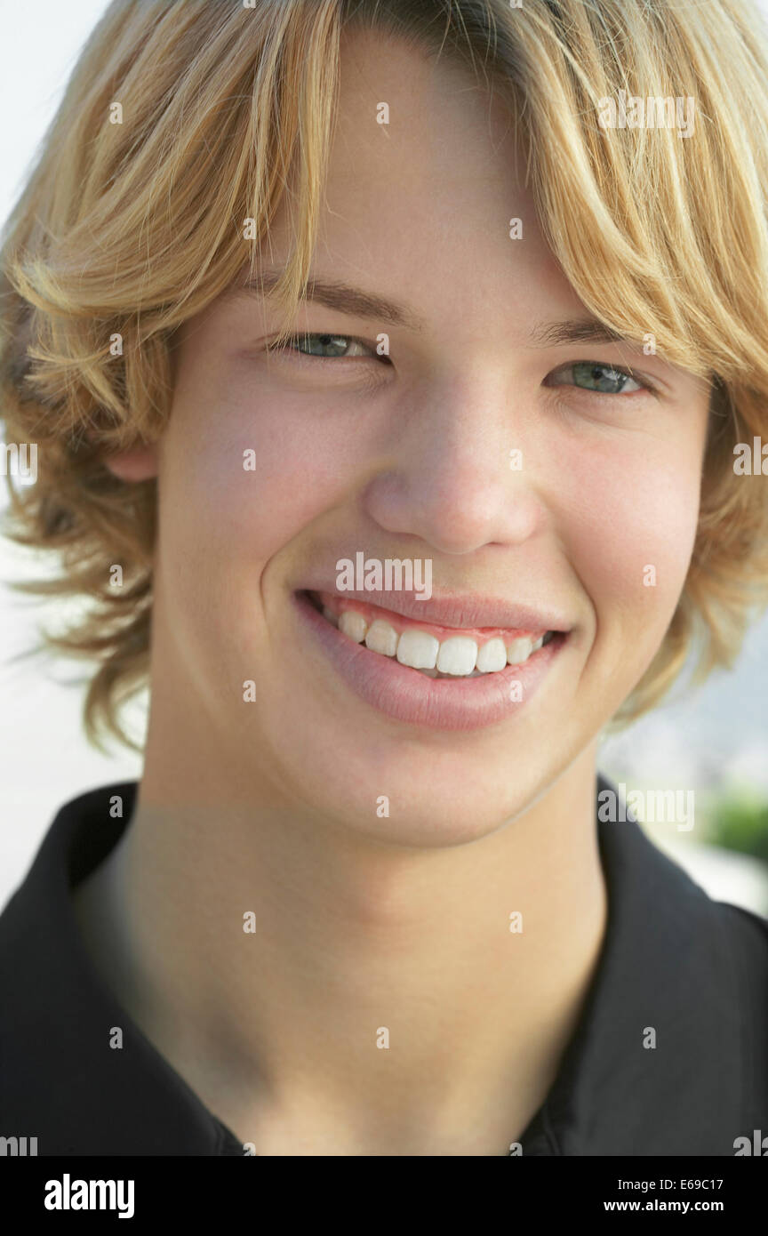 Teenage boy smiling Stock Photo - Alamy