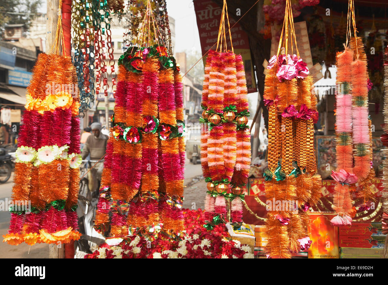 Flower garlands for sale in outdoor market, Delhi, India Stock Photo