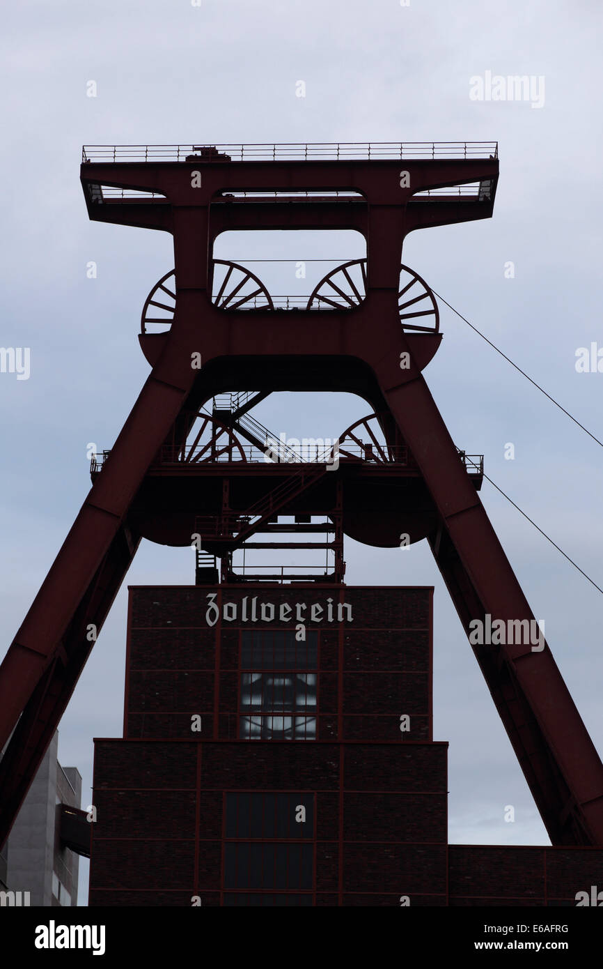 Essen Nordrhein Westfalen  Zollverein  Zeche Förderturm Stock Photo