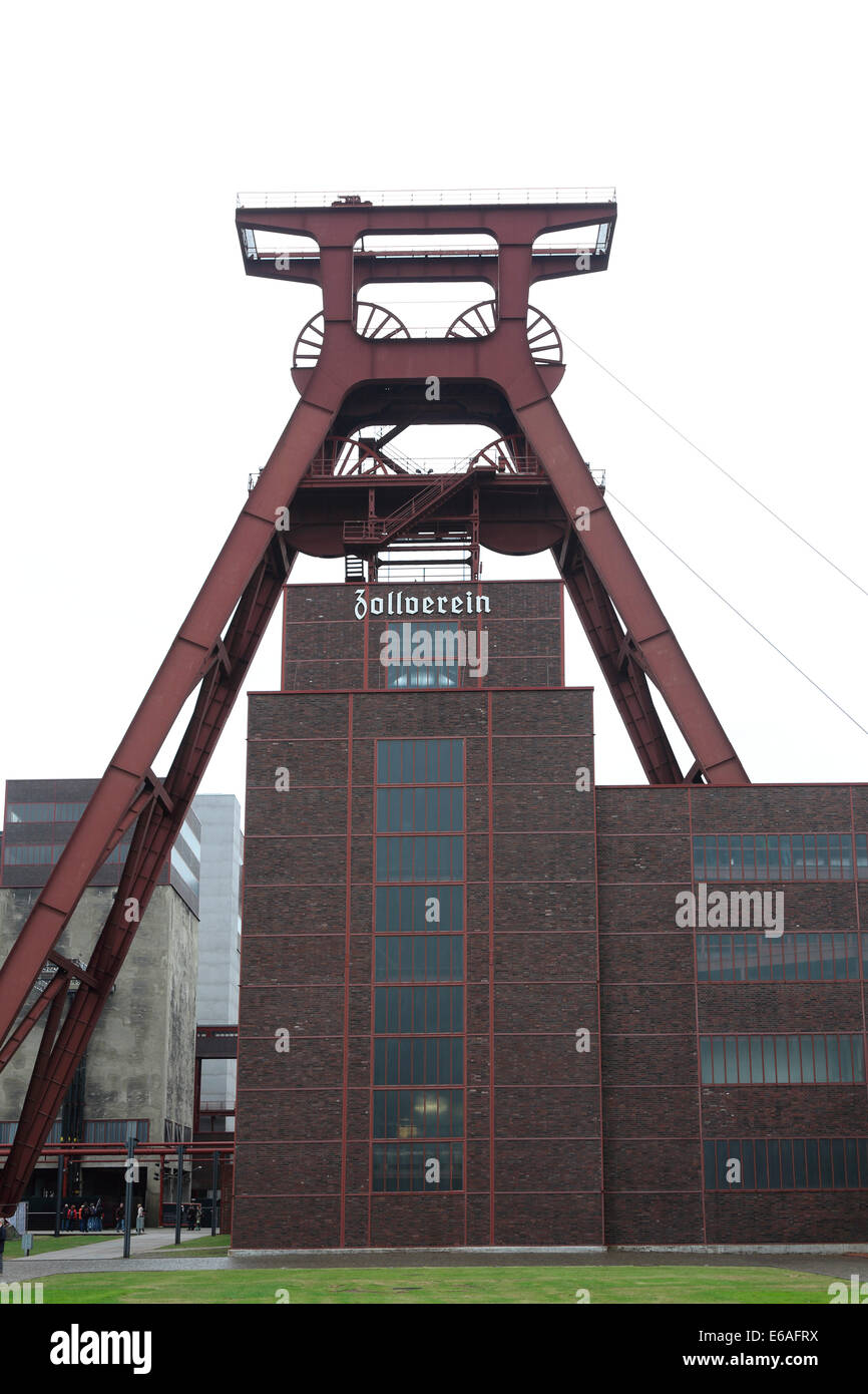 Essen Nordrhein Westfalen  Zollverein  Zeche Förderturm Stock Photo