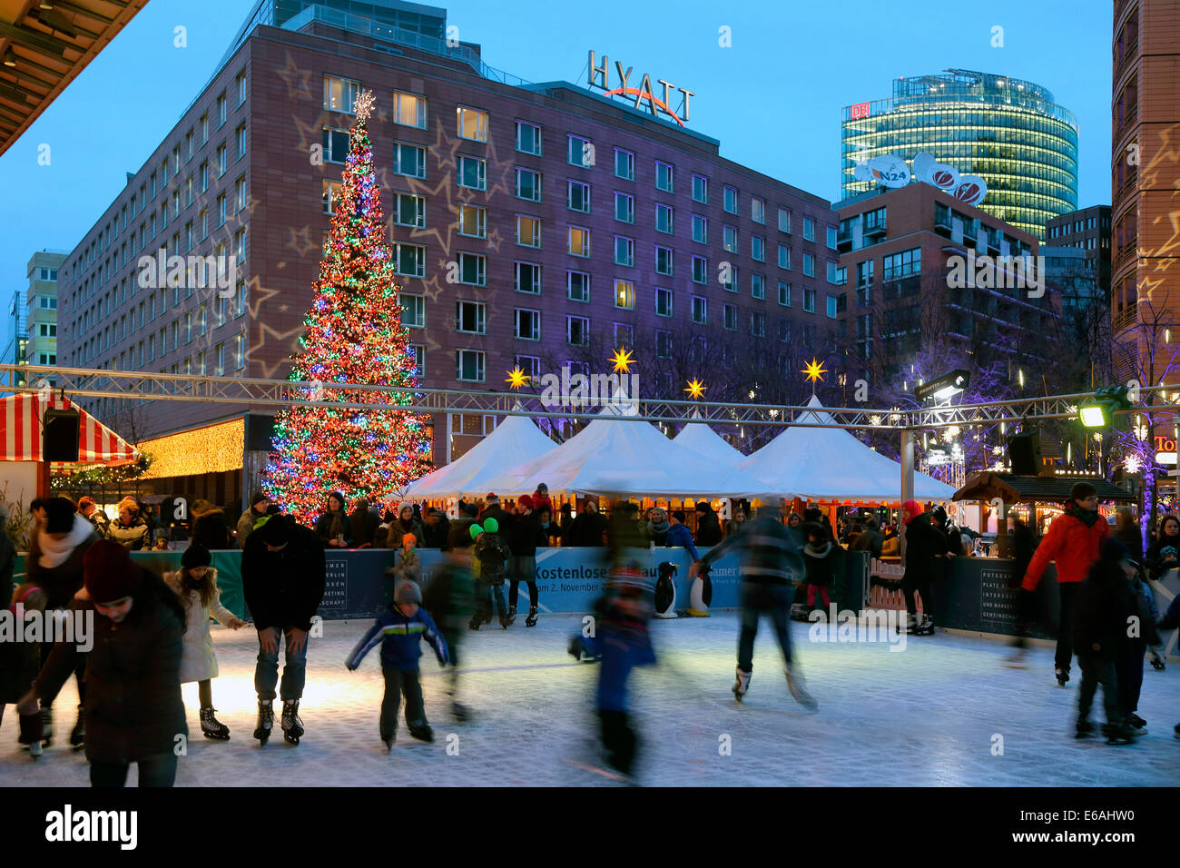 Berlin Potsdamer Platz Weihnachten Marlene Dietrich Platz Weihnachtsmarkt  Stock Photo - Alamy