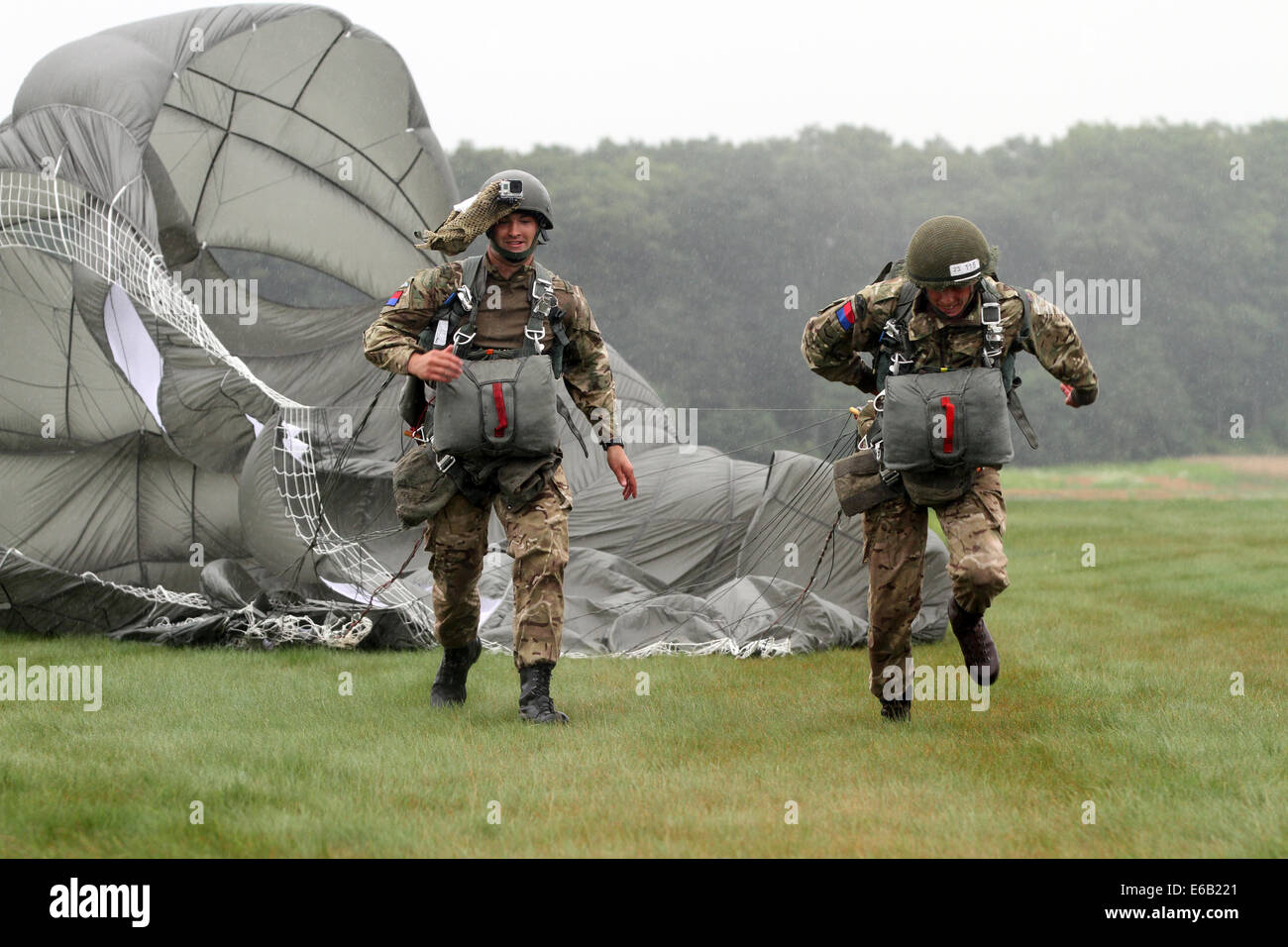 British military paratroopers run across the drop zone during Leapfest XXXI in Kingston, R.I., Aug. 2, 2014. Leapfest is an airborne parachute competition sponsored by the Rhode Island National Guard to promote high level technical training within the int Stock Photo