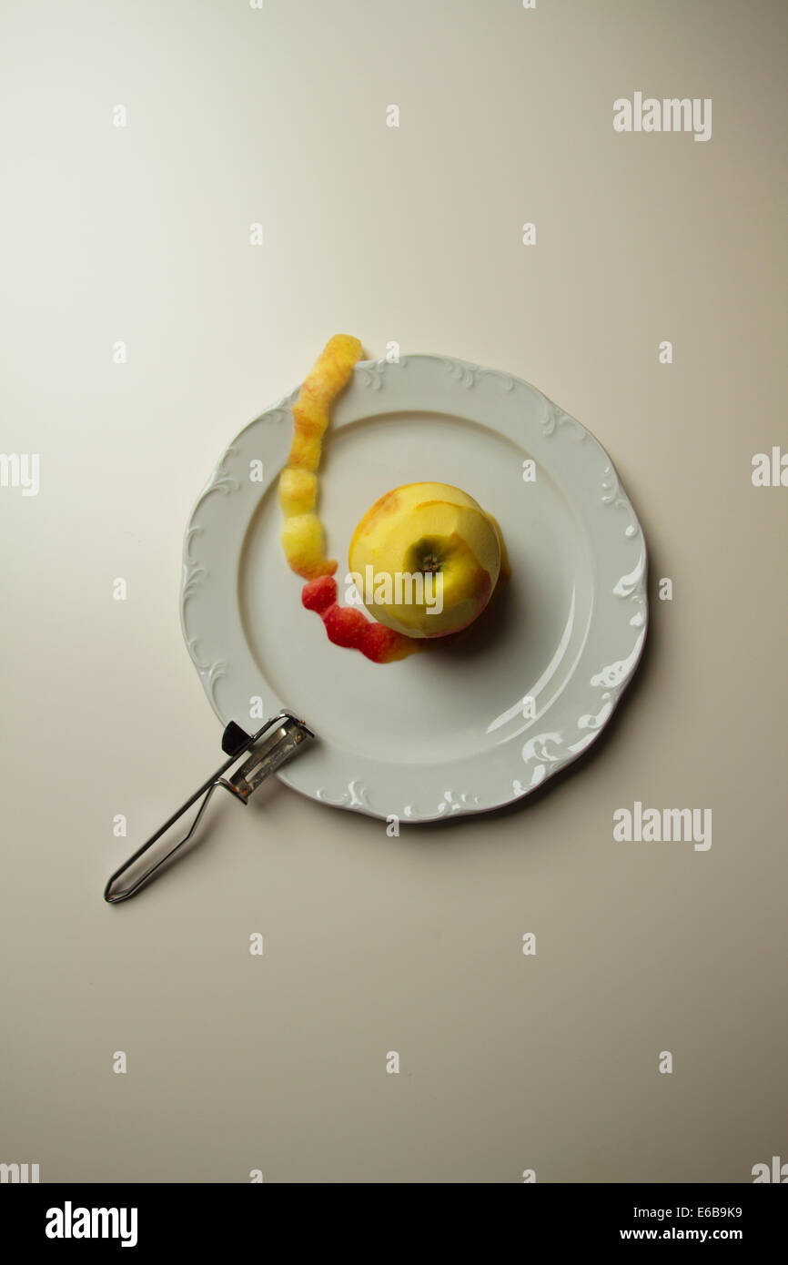 3 apples with knife hi-res stock photography and images - Alamy