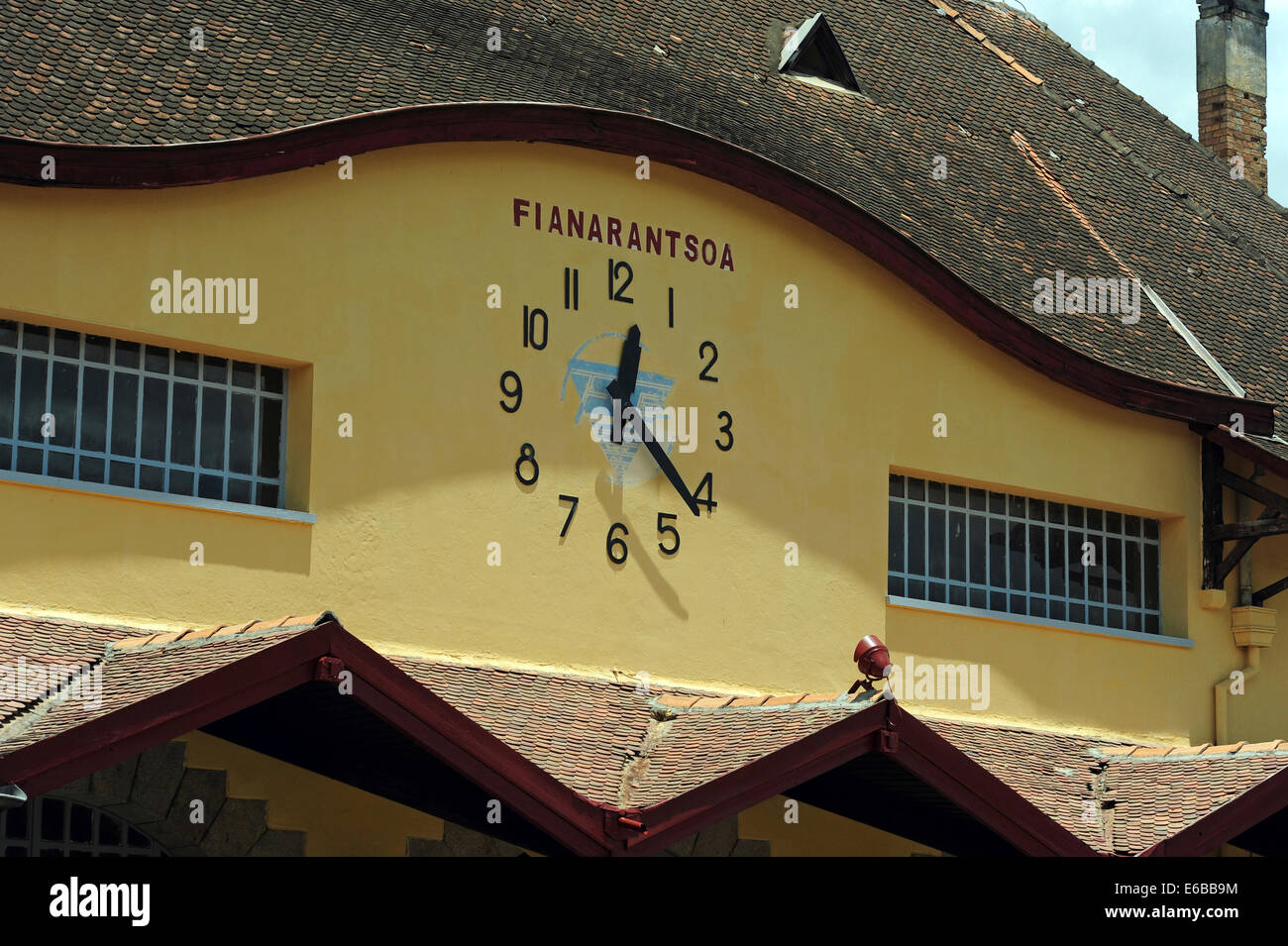 Madagascar, Fianarantsoa, clock at train station Stock Photo Alamy