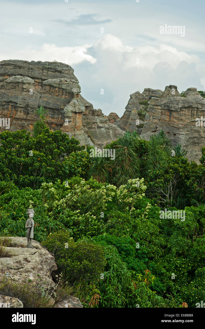 Madagascar, National Park of Isalo, Relais de la Reine hotel, statue overlooking park Stock Photo