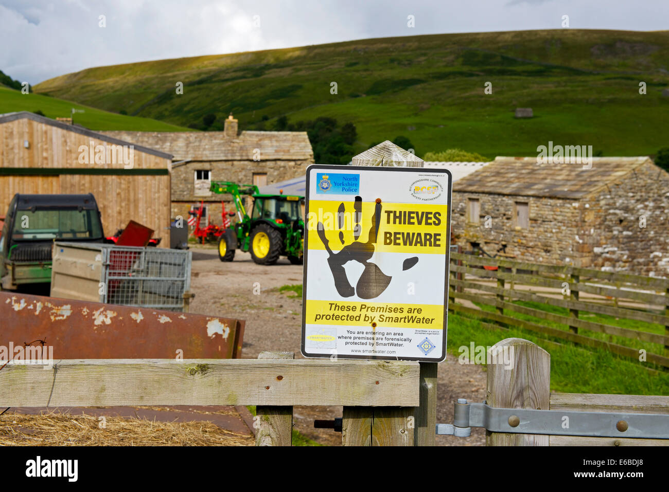 Sign warning about farm thieves, on gate to farm in Swaledale, Yorkshire Dales National Park, North Yorkshire, England UK Stock Photo