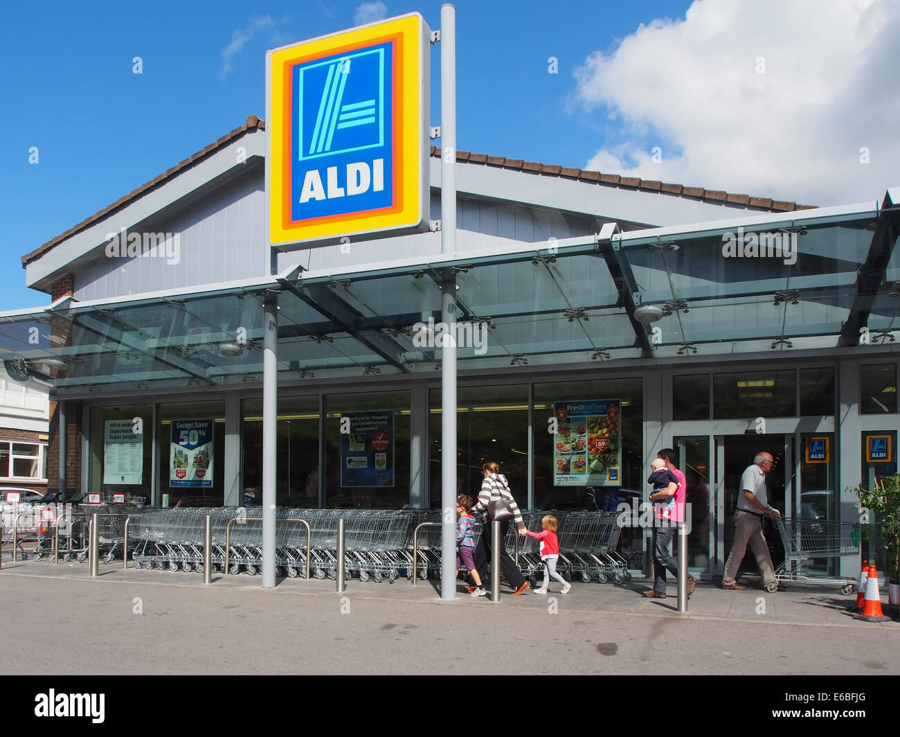 Aldi store front hires stock photography and images Alamy