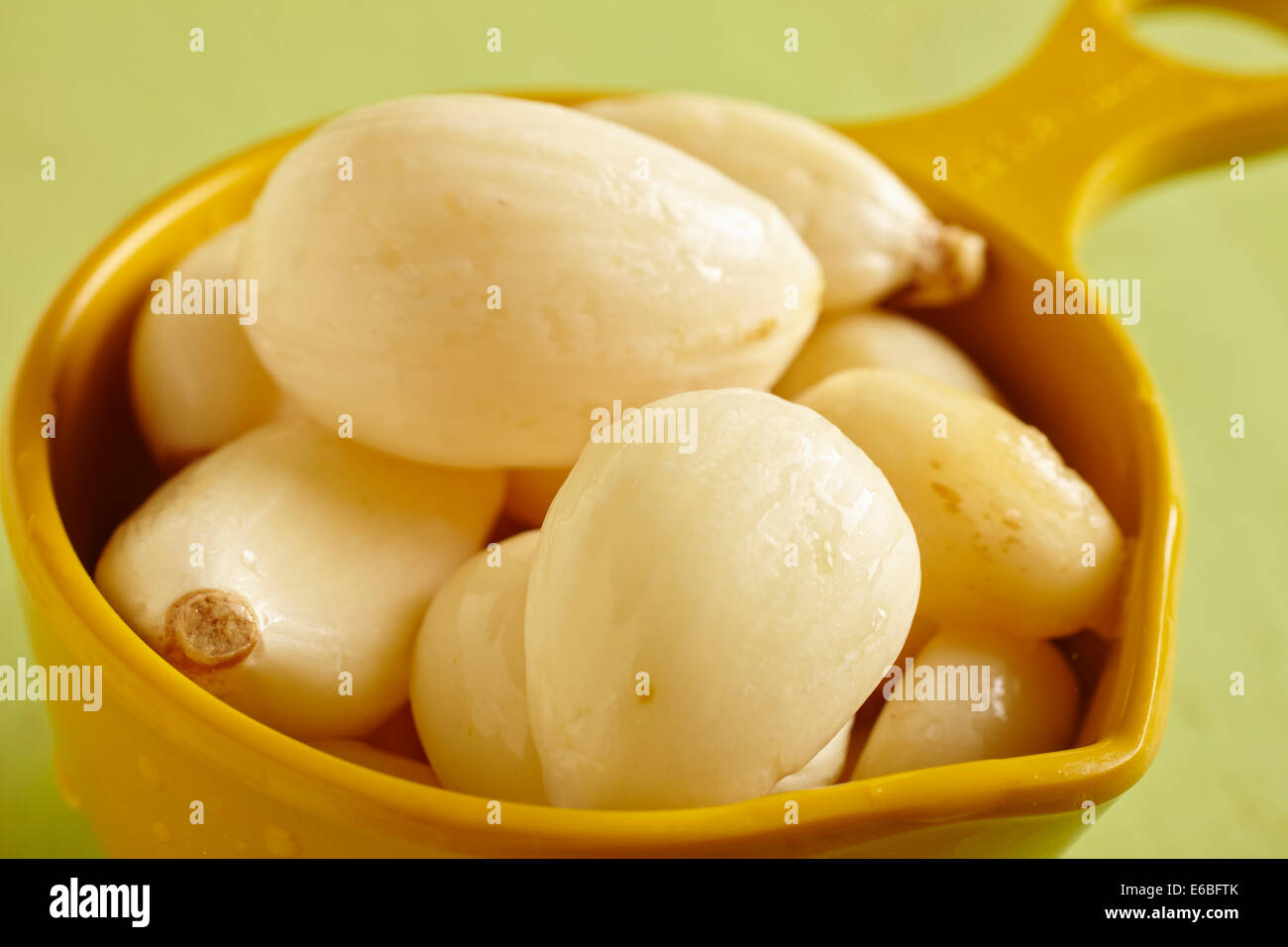 a half cup of peeled garlic cloves Stock Photo Alamy