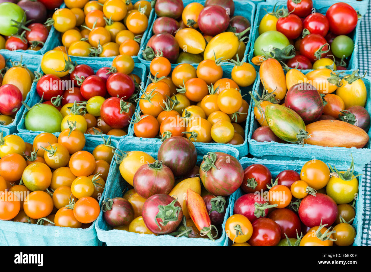 Boxes of heirloom cherry tomatoes at the farmers market Stock Photo - Alamy