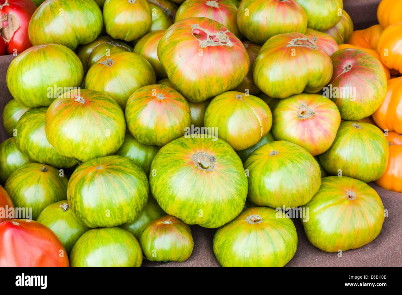 Heirloom tomatoes on display at the farmers market Stock Photo - Alamy
