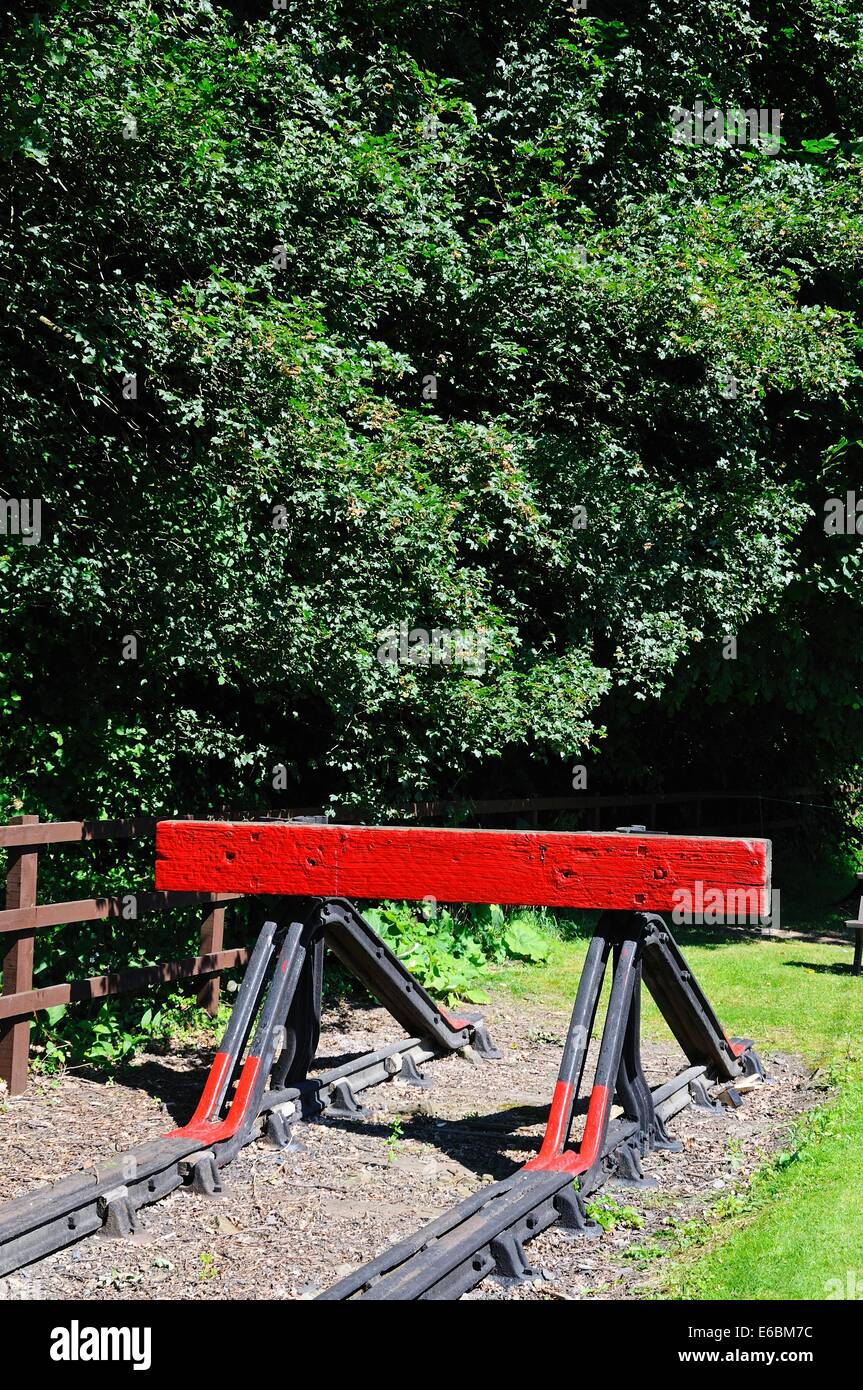 Red railway buffer stop at the end of the railway track, Severn Valley Railway, Highley, Worcestershire, England, UK, Europe. Stock Photo