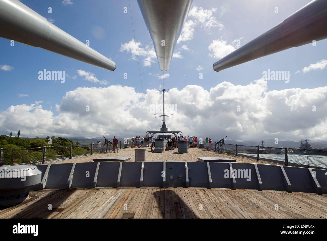 Uss Missouri, USA. 31st July, 2014. Tourists walk on the deck of the USS Missouri battleship in Pearl Harbor, Hawaii, the United States, July 31, 2014. Japan and the U.S. signed surrender documents to end World War II on the USS Missouri battleship in 1945. Since 1998, the USS Missouri battleship has been opened to public as a memorial anchored in Pearl Harbor, Hawaii. © Eugene Tanner/Xinhua/Alamy Live News Stock Photo