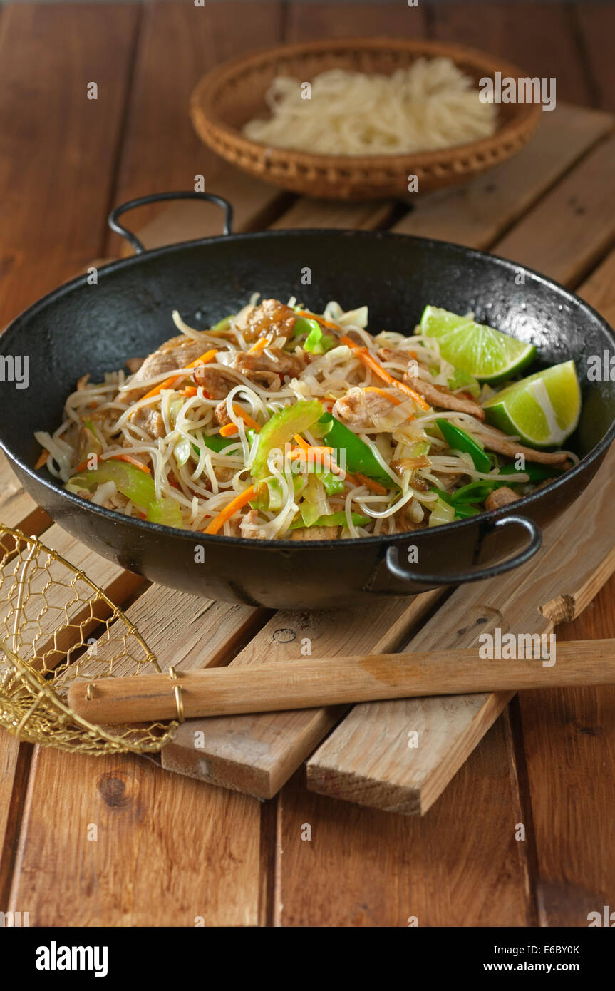 Pancit Bihon. Filipino noodle dish Stock Photo Alamy