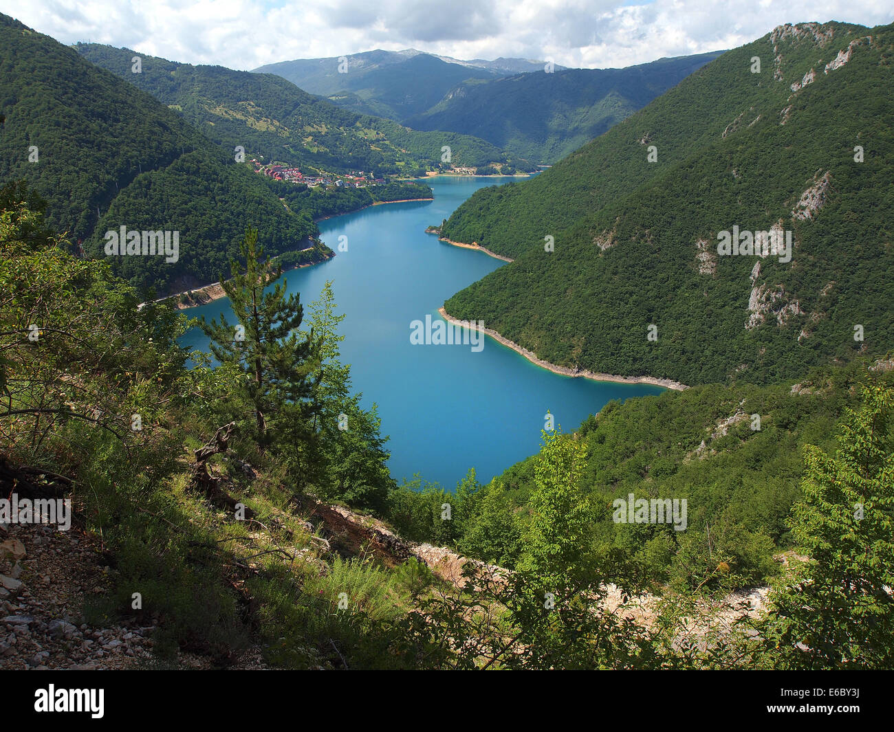 Blue mountain lake hi-res stock photography and images - Alamy