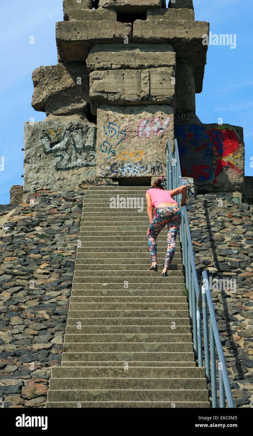 Junge Frau beim Treppensteigen ausser Atem, Halde Rheinelbe mit Himmelstreppe von Herman Prigann, Gelsenkirchen-Ueckendorf, Ruhrgebiet, Nordrhein-West Stock Photo