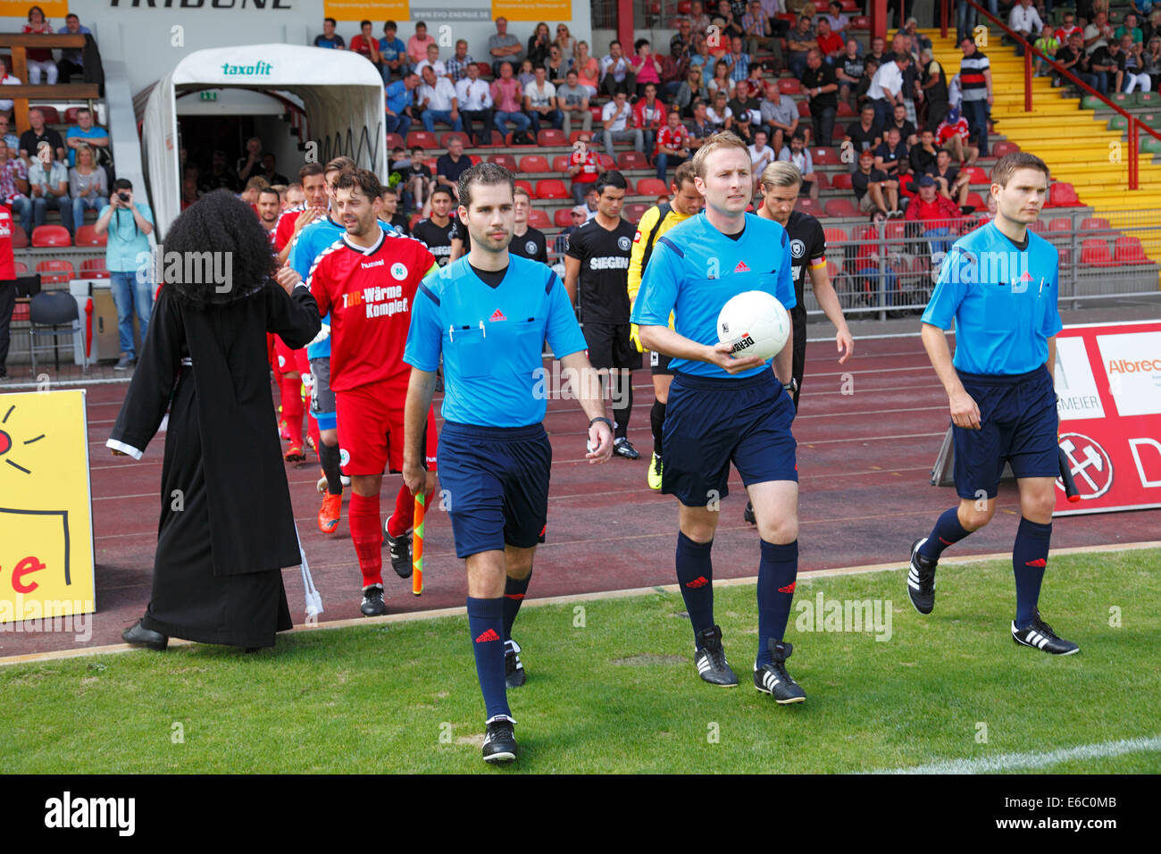 sports, football, Regional League West, 2014/2015, Rot Weiss Oberhausen versus Sportfreunde Siegen 2:1, Stadium Niederrhein in Oberhausen, Einlauf der Mannschaften, Schiedsrichtergespann, v.l.n.r. Assistent Dustin Sikorski, Schiedsrichter Dominik Jolk, Assistent Alexander Busse, links dahinter Spielfuehrer Benjamin Weigelt (RWO) Stock Photo