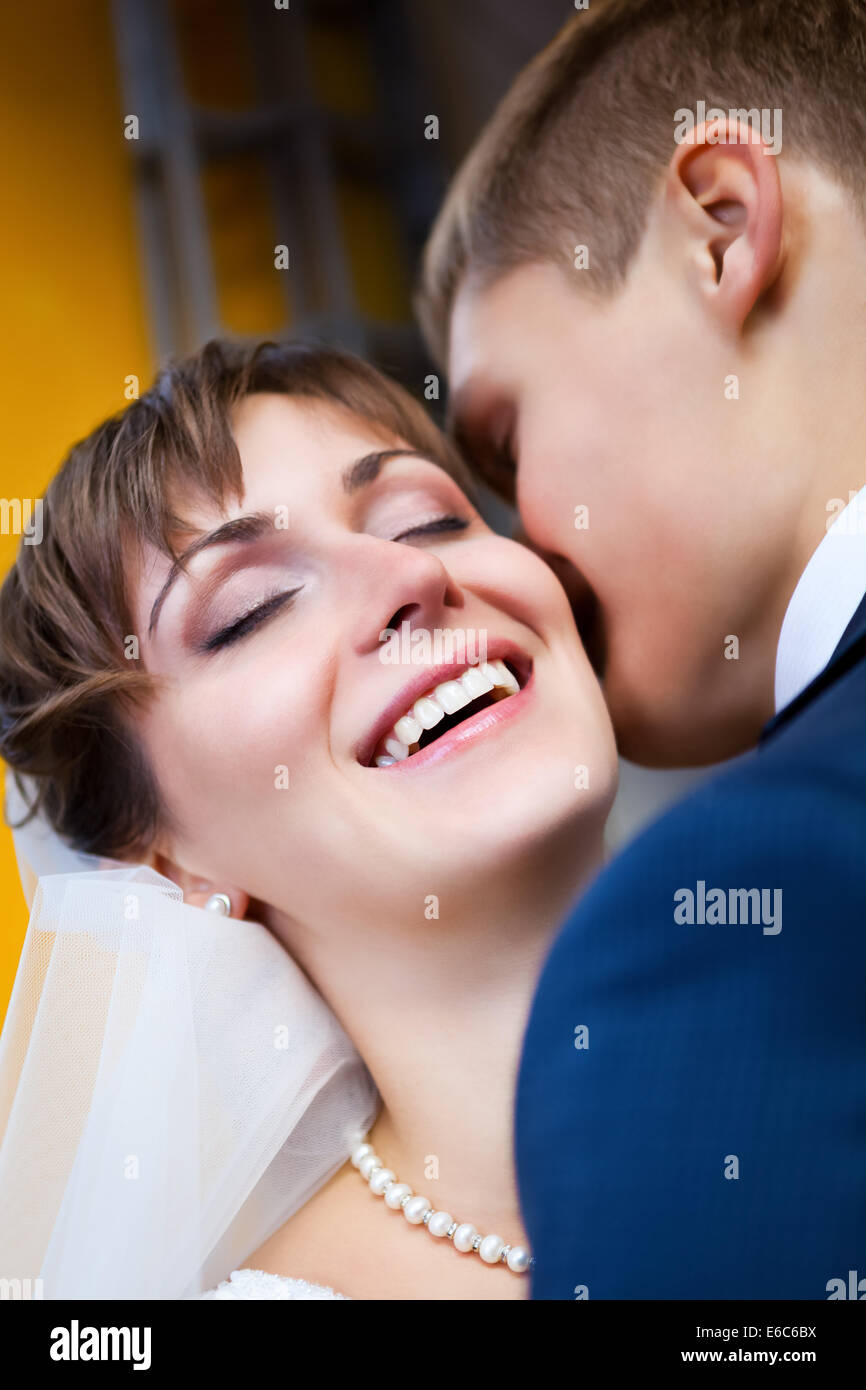 Kissing bride and groom hi-res stock photography and images - Alamy
