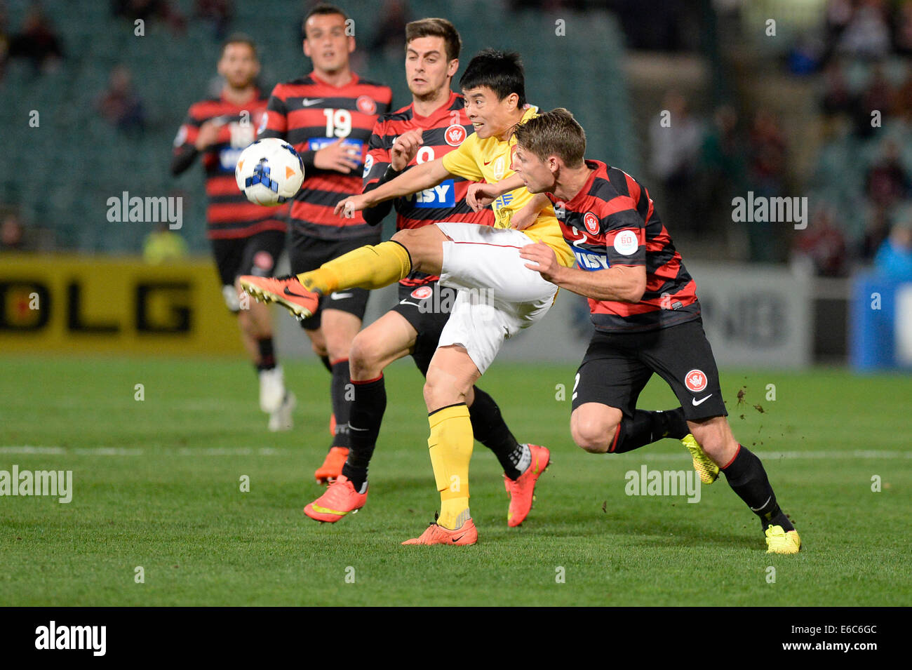 Sydney, Australia. 20th Aug, 2014. AFC Champions League Quarter Final 1st leg. Western Sydney Wanderers versus Guangzhou Evergrande. Evergrande defender Sun Xiang is surrounded by Wanderers players. Credit:  Action Plus Sports/Alamy Live News Stock Photo
